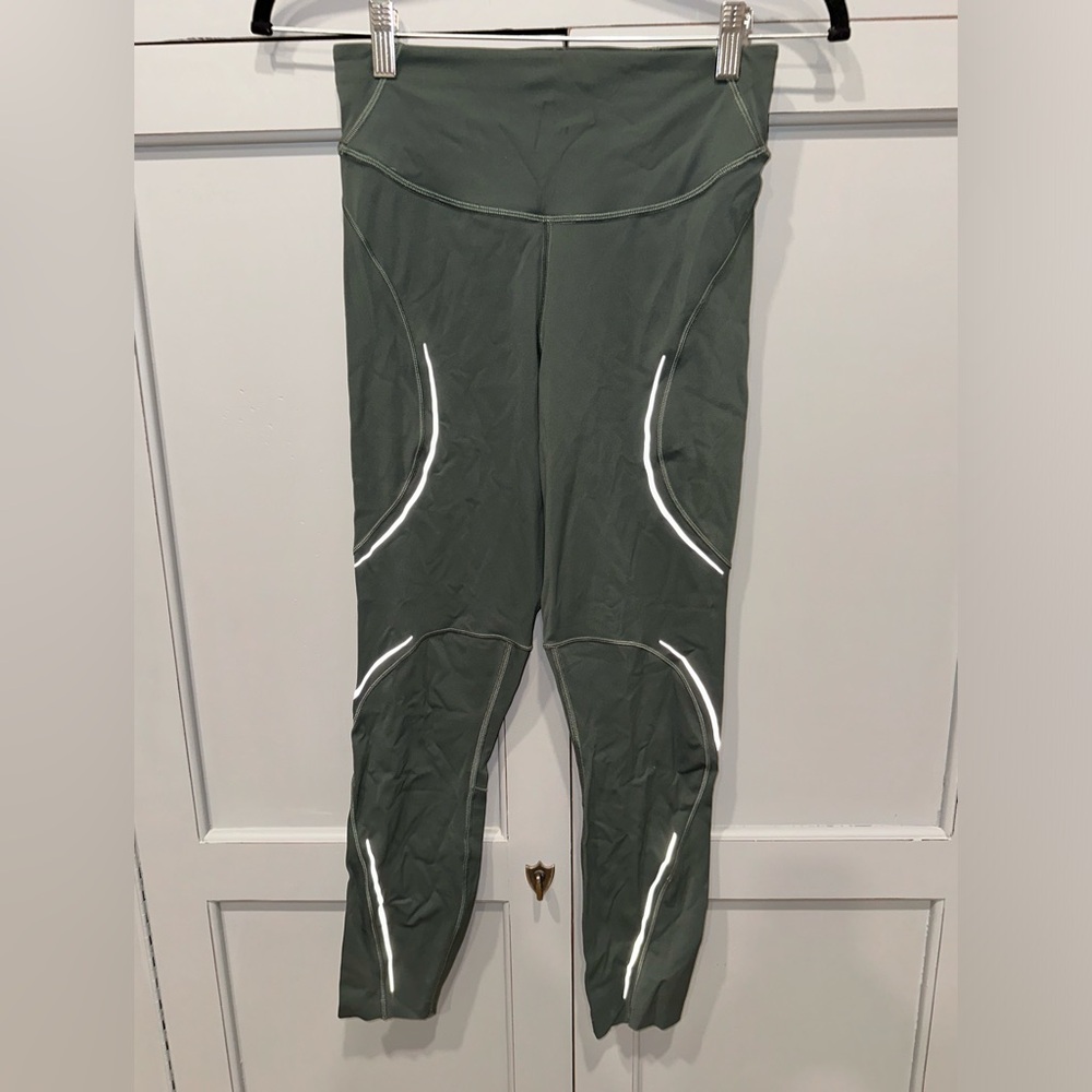 Like new lululemon fast and free with reflective strips sz 6